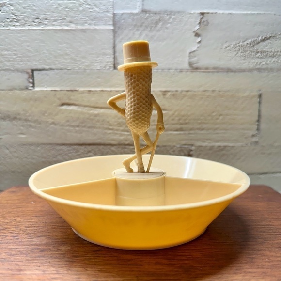 PLANTERS PEANUTS, MR PEANUT, TAN, PLASTIC, PEANUT TRAY. ROUND DIVIDED TRAY. - Picture 5 of 8